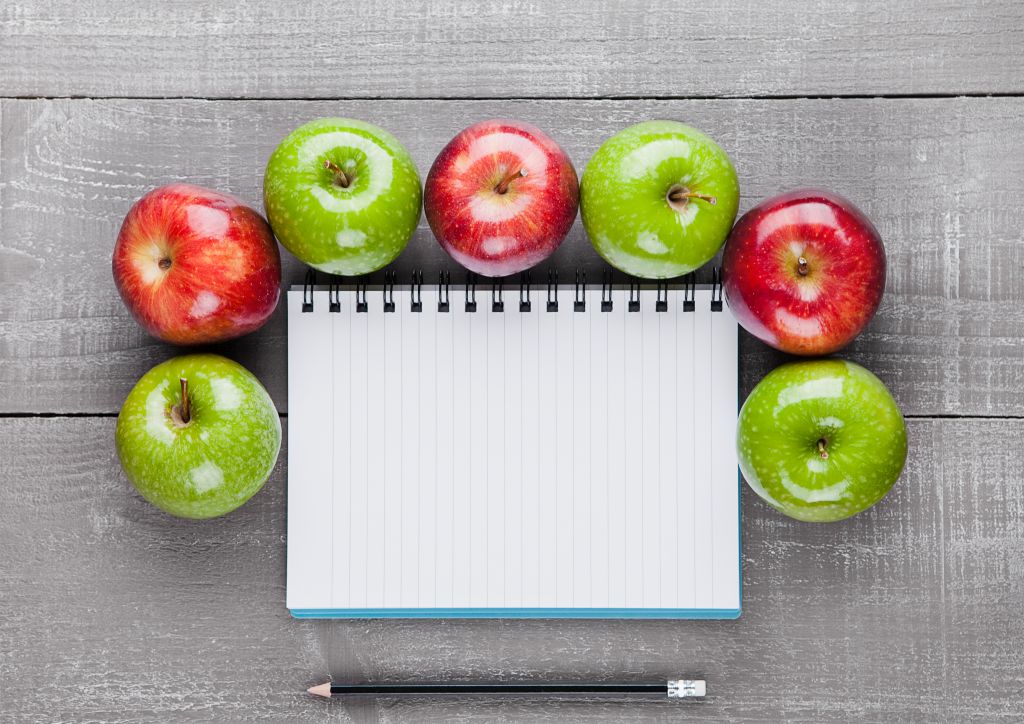 Writing pad with healthy apples as diet plan idea
